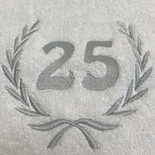 Lorbeerkranz 25 silber auf Handtuch bestickt