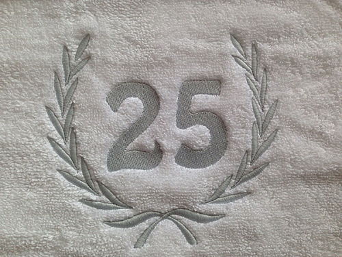 Lorbeerkranz 25 silber auf Handtuch bestickt