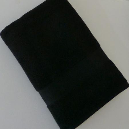 Handtücher schwarz mit Namen | Weberei & Stickerei
