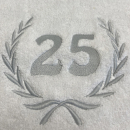 Lorbeerkranz 25 silber auf Handtuch bestickt